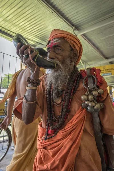 Tarakeswar, India – 21 2019 april; Een onbekende Sadhu blaast conch in de Baba Taraknath-tempel, een hindoe tempel gewijd aan God Shiva. de tempel is een atchala structuur van Bengalen tempelarchitectuur. — Stockfoto