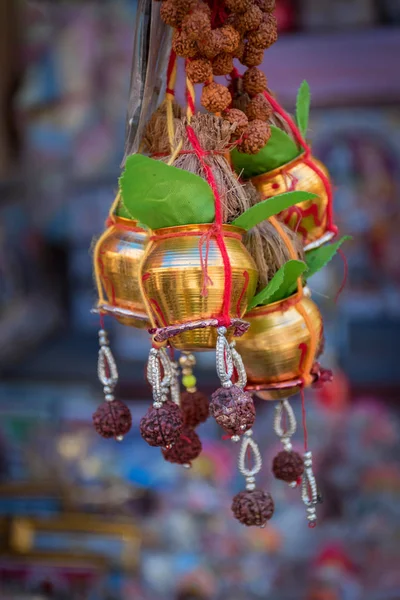 Kalash cupru cu rudraksha mala, nucă de cocos, frunze de mango, Thread roșu (Kalava) decorare esențială în puja hindusă. focalizare selectivă . — Fotografie, imagine de stoc