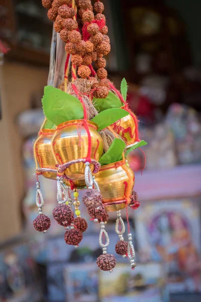 Kalash cupru cu rudraksha mala, nucă de cocos, frunze de mango, Thread roșu (Kalava) decorare esențială în puja hindusă. focalizare selectivă . — Fotografie, imagine de stoc