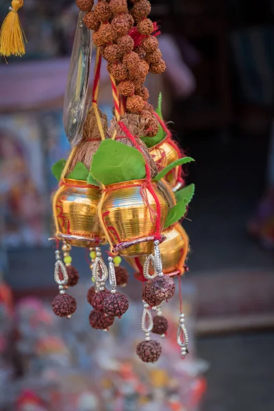 Miedź Kalash z Rudraksha Mala, orzech kokosowy, liść mango, czerwona nitka (Kalava) ozdoba niezbędna w hinduskiej Puji. Selektywna koncentracja. — Zdjęcie stockowe