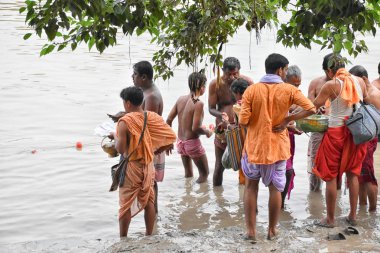 Kalküta, Hindistan – 28 Eylül 2019; Hint Hindu insanlar Sadık onların ölen büyüklerinin ruhunun kurtuluşu için ilahi 