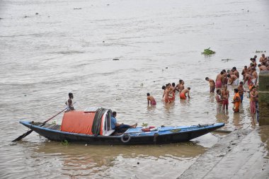 Kalküta, Hindistan – 28 Eylül 2019; Hint Hindu insanlar Sadık onların ölen büyüklerinin ruhunun kurtuluşu için ilahi 