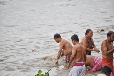 Kalküta, Hindistan – 28 Eylül 2019; Hint Hindu insanlar Sadık onların ölen büyüklerinin ruhunun kurtuluşu için ilahi 