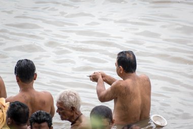  Hint Hindu insanlar Sadık onların ölen büyüklerinin ruhunun kurtuluşu için ilahi 
