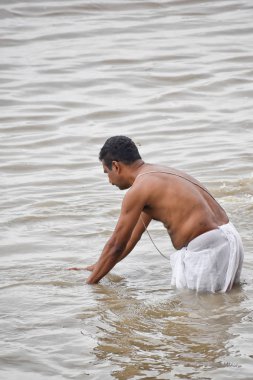 Kalküta, Hindistan – 28 Eylül 2019; Hint Hindu insanlar Sadık onların ölen büyüklerinin ruhunun kurtuluşu için ilahi 