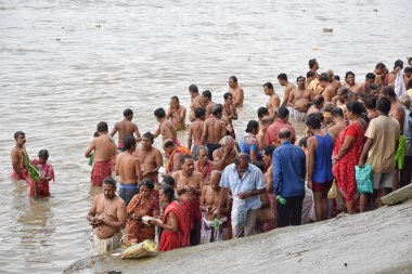 Kalküta, Hindistan – 28 Eylül 2019; Hint Hindu insanlar Sadık onların ölen büyüklerinin ruhunun kurtuluşu için ilahi 