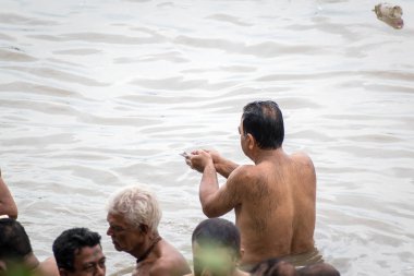 Kalküta, Hindistan – 28 Eylül 2019; Hint Hindu insanlar Sadık onların ölen büyüklerinin ruhunun kurtuluşu için ilahi 