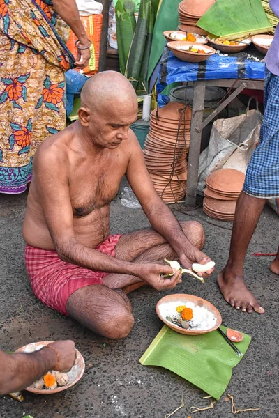 Колката, Індія – 28 2019 вересня; Індіанські індуїстські люди вірні пропонують "Tarpan" до божественного для визволення душі своїх померлих старійшин. Ця практика також широко відомий як Pitru ПА — стокове фото