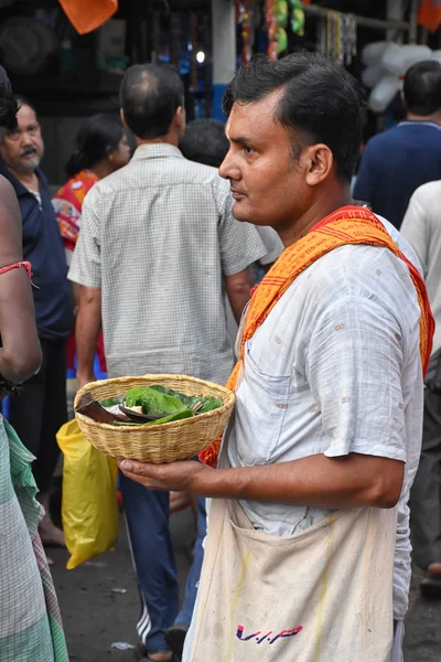 Kolkata, Índia - 28 de setembro de 2019; o povo indiano hindu faz oferta fiel "Tarpan" ao divino para a libertação da alma de seus anciãos falecidos. Esta prática também é amplamente conhecida como Pitru Pa — Fotografia de Stock