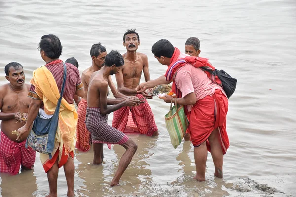 Kolkata, India - 28 de septiembre de 2019; los hindúes indios ofrecen fielmente "Tarpan" a lo divino para la liberación del alma de sus ancianos fallecidos. Esta práctica también es ampliamente conocida como Pitru Pa — Foto de Stock