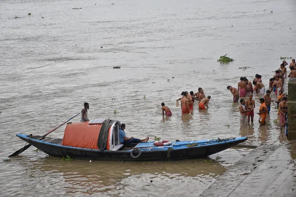 Kolkata, India - 28 de septiembre de 2019; los hindúes indios ofrecen fielmente "Tarpan" a lo divino para la liberación del alma de sus ancianos fallecidos. Esta práctica también es ampliamente conocida como Pitru Pa — Foto de Stock