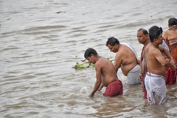 Kolkata, India - 28 de septiembre de 2019; los hindúes indios ofrecen fielmente "Tarpan" a lo divino para la liberación del alma de sus ancianos fallecidos. Esta práctica también es ampliamente conocida como Pitru Pa — Foto de Stock
