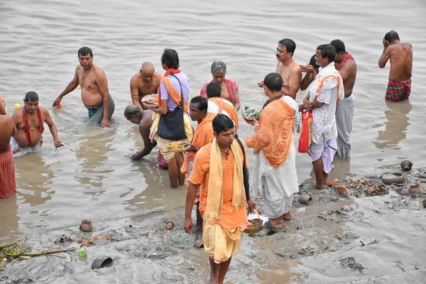 Kolkata, India - 28 de septiembre de 2019; los hindúes indios ofrecen fielmente "Tarpan" a lo divino para la liberación del alma de sus ancianos fallecidos. Esta práctica también es ampliamente conocida como Pitru Pa — Foto de Stock