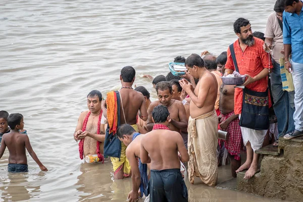 Kolkata, India - 28 de septiembre de 2019; los hindúes indios ofrecen fielmente "Tarpan" a lo divino para la liberación del alma de sus ancianos fallecidos. Esta práctica también es ampliamente conocida como Pitru Pa — Foto de Stock