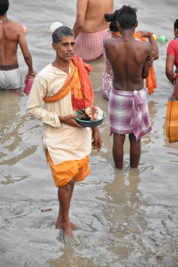 Kalküta, Hindistan – 28 Eylül 2019; Hint Hindu insanlar Sadık Mahalaya Paksha ve Sola Shraddha onların ölen büyüklerinin ruhunun kurtuluşu için ilahi 