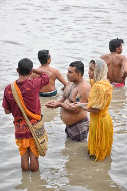 Kalküta, Hindistan – 28 Eylül 2019; Hint Hindu insanlar Sadık Mahalaya Paksha ve Sola Shraddha onların ölen büyüklerinin ruhunun kurtuluşu için ilahi 
