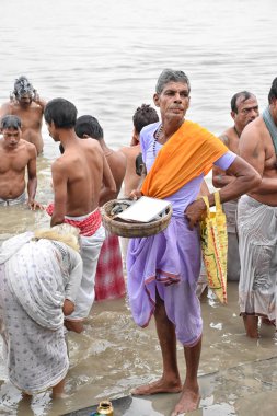 Kalküta, Hindistan – 28 Eylül 2019; Hint Hindu insanlar Sadık Mahalaya Paksha ve Sola Shraddha onların ölen büyüklerinin ruhunun kurtuluşu için ilahi 