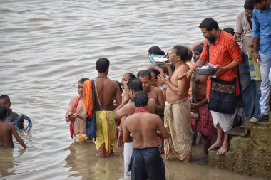 Kalküta, Hindistan – 28 Eylül 2019; Hint Hindu insanlar Sadık Mahalaya Paksha ve Sola Shraddha onların ölen büyüklerinin ruhunun kurtuluşu için ilahi 