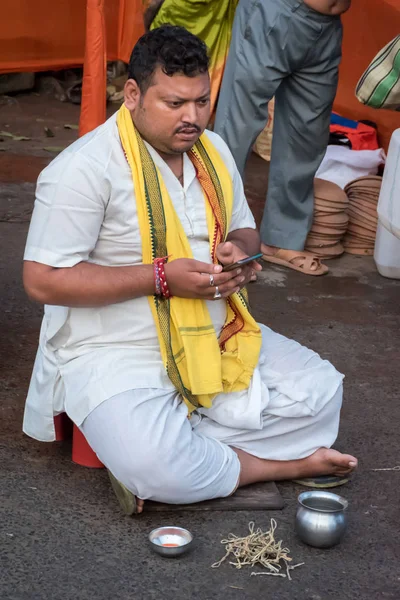 Kalkata, Indie – 28 2019; Indičtí hinduisté jsou věrní "TARPAN" k Božství za osvobození duše svých zemřelých starších v Mahalaya Pakša a Sola Svataddha. — Stock fotografie