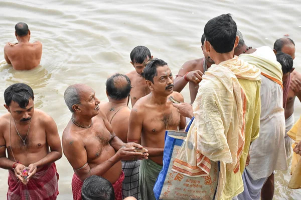 Kolkata, India - 28 de septiembre de 2019; los hindúes indios ofrecen fielmente "Tarpan" a lo divino para la liberación del alma de sus ancianos fallecidos en Mahalaya Paksha y Sola Shraddha . — Foto de Stock