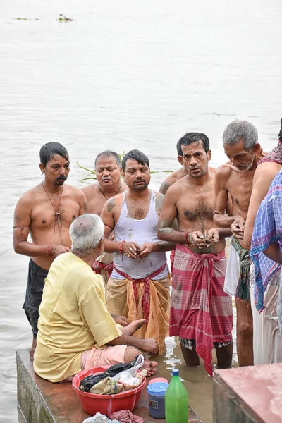 Kolkata, India - 28 de septiembre de 2019; los hindúes indios ofrecen fielmente "Tarpan" a lo divino para la liberación del alma de sus ancianos fallecidos en Mahalaya Paksha y Sola Shraddha . — Foto de Stock