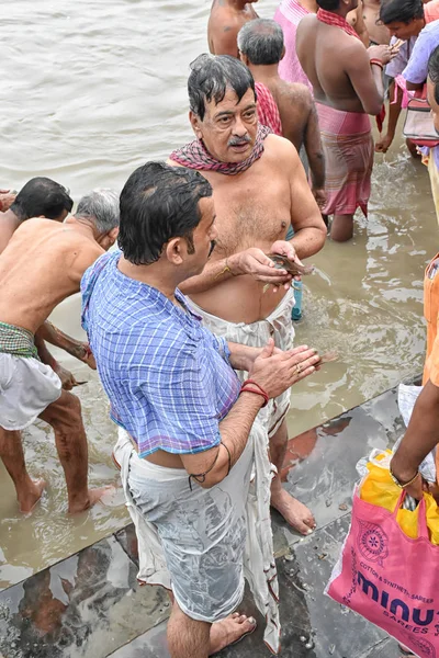 Kolkata, India - 28 de septiembre de 2019; los hindúes indios ofrecen fielmente "Tarpan" a lo divino para la liberación del alma de sus ancianos fallecidos en Mahalaya Paksha y Sola Shraddha . — Foto de Stock