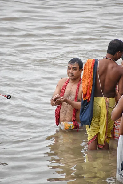 Calcutta, India-september 28 2019; Indische hindoe mensen bieden getrouw "Tarpan" aan het goddelijke voor de bevrijding van de ziel van hun overleden ouderlingen bij Mahalaya Paksha en Sola Shraddha. — Stockfoto