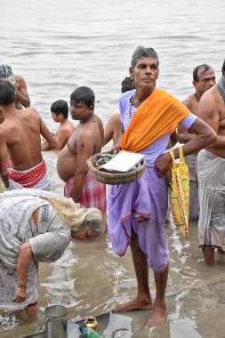 Kalküta, Hindistan – 28 Eylül 2019; Hint Hindu insanlar Sadık Mahalaya Paksha ve Sola Shraddha onların ölen büyüklerinin ruhunun kurtuluşu için ilahi 