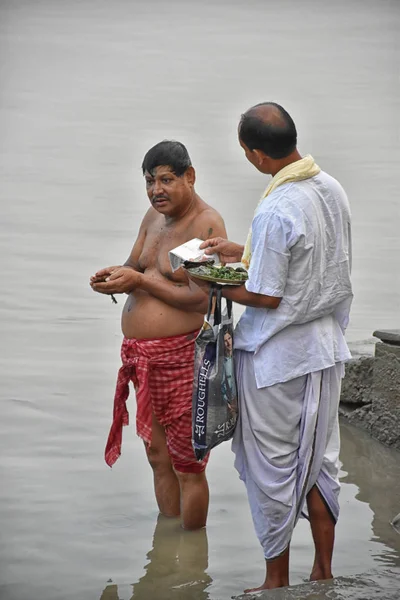 Calcutta, India-september 28 2019; Indische hindoe mensen bieden getrouw "Tarpan" aan het goddelijke voor de bevrijding van de ziel van hun overleden ouderlingen bij Mahalaya Paksha en Sola Shraddha. — Stockfoto