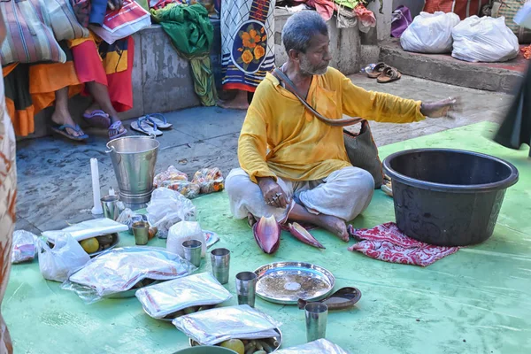 Καλκούτα, Ινδία – Σεπτέμβριος 28 2019. Οι Ινδοί Ινδουιστές κάνουν τη πιστή προσφορά "Τάρπαν" στο θείο για την απελευθέρωση της ψυχής των θανόντων πρεσβύτερων τους στη Μαχαλάγια Πακίσα και τη σόλα Σραντά. — Φωτογραφία Αρχείου