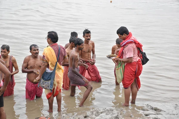 Kolkata, India - 28 de septiembre de 2019; los hindúes indios ofrecen fielmente "Tarpan" a lo divino para la liberación del alma de sus ancianos fallecidos en Mahalaya Paksha y Sola Shraddha . — Foto de Stock