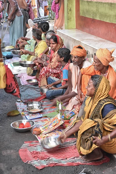 Calcutta, India-september 28 2019; Straat bedelaar zit op straat en vraagt om verandering in de gelegenheid van "Tarpan" bij mahalaya Paksha en Sola Shraddha. — Stockfoto