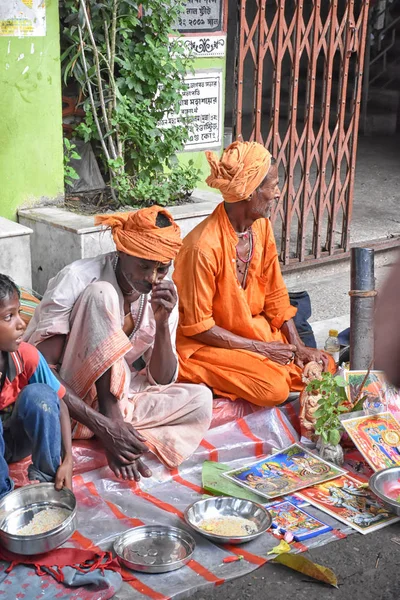 Kalkata, Indie – 28 2019; Pouliční žebrák sedí na ulici a žádá o změnu v příležitosti "TARPAN" v Mahalaya Pakša a Sola Svataddha. — Stock fotografie