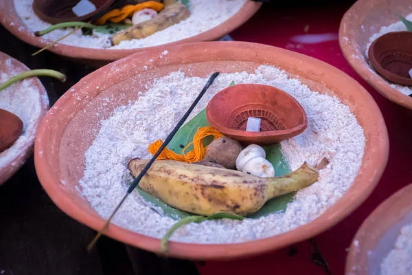 Rudraksha mala ile Toprak malasa, Supari veya betel fındık, muz, pan pata veya betel Yaprağı, muz Yaprağı, Kırmızı İplik (Kalava), agarbatti, çiçekler, kum dekorasyon Hindu ritüel gerekli 