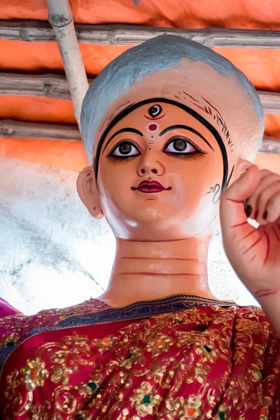 Durga Puja, ook wel Durgotsava genoemd, is een jaarlijks Hindoe festival in het Indiase subcontinent dat de godin Durga versierd kumortuli vereert, Kolkata, India — Stockfoto