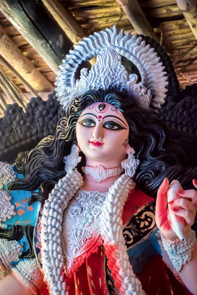 Durga Puja, también llamada Durgotsava, es un festival hindú anual en el subcontinente indio que venera a la diosa Durga decorada con kumortuli, Calcuta, India. — Foto de Stock
