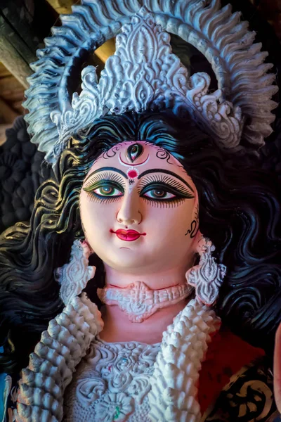 Durga Puja, även kallad Durgotsava, är en årlig hinduisk festival på den indiska subkontinenten som vördar gudinnan Durga dekorerad kumortuli, Kolkata, Indien — Stockfoto