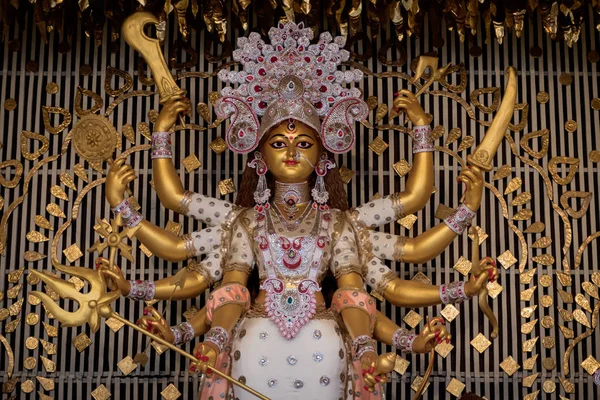 Durga Puja, também chamado Durgotsava, é um festival anual hindu no subcontinente indiano que adora a deusa Durga decorada kumortuli, Kolkata, Índia. . — Fotografia de Stock