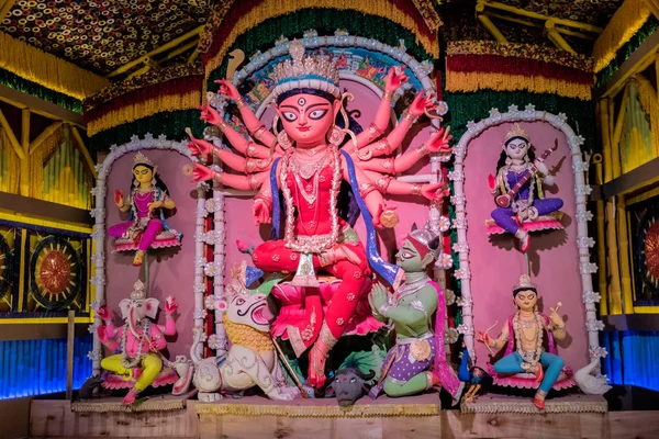 Durga Puja, även kallad Durgotsava, är en årlig hinduisk festival på den indiska subkontinenten som vördar gudinnan Durga dekorerad kumortuli, Kolkata, Indien. — Stockfoto