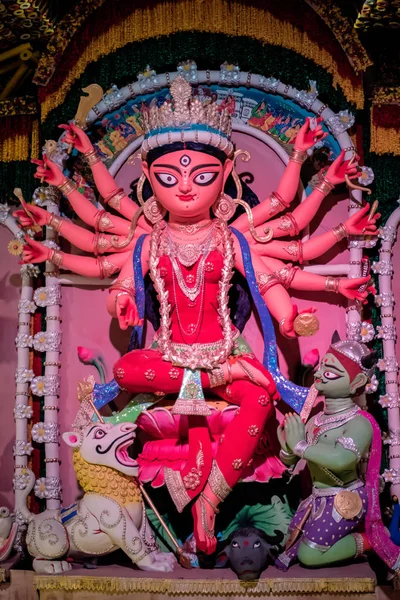 Durga Puja, también llamada Durgotsava, es un festival hindú anual en el subcontinente indio que venera a la diosa Durga decorada con kumortuli, Calcuta, India. . — Foto de Stock