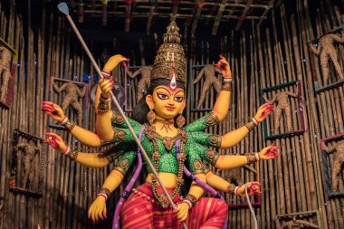 Kolkata, Batı Bengal 'de renkli ışıkta çekilen Durga Puja pandalında tanrıça Durga idolü. Durga Puja, Hinduizm 'in en büyük dini festivali ve şimdi dünya çapında kutlanıyor.
