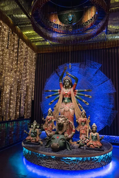 Gudinnan Durga idol på dekorerade Durga Puja pandal, sköt på färgat ljus, på Kolkata, västra Bengalen, Indien. Durga Puja är Hinduismens största religiösa festival och firas nu över hela världen — Stockfoto