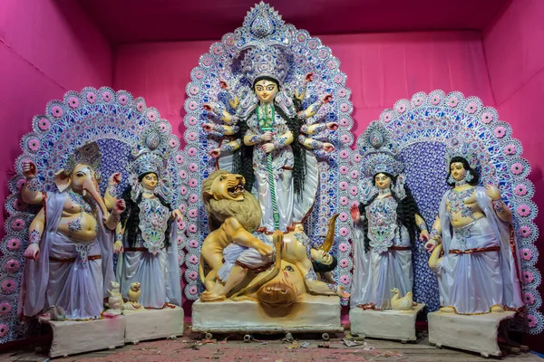 Deusa Durga ídolo no decorado Durga Puja pandal, filmado em luz colorida, em Kolkata, Bengala Ocidental, Índia. Durga Puja é o maior festival religioso do hinduísmo e agora é comemorado em todo o mundo — Fotografia de Stock