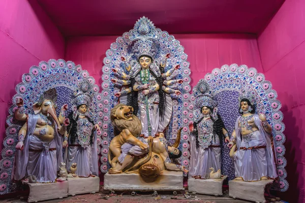 Deusa Durga ídolo no decorado Durga Puja pandal, filmado em luz colorida, em Kolkata, Bengala Ocidental, Índia. Durga Puja é o maior festival religioso do hinduísmo e agora é comemorado em todo o mundo — Fotografia de Stock