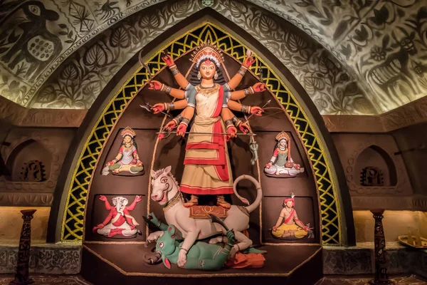 Diosa Durga ídolo en Durga decorado Puja pandal, tiro a la luz de color, en Kolkata, Bengala Occidental, India. Durga Puja es el festival religioso más grande del hinduismo y ahora se celebra en todo el mundo — Foto de Stock