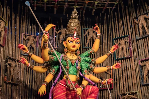 Kolkata, Batı Bengal 'de renkli ışıkta çekilen Durga Puja pandalında tanrıça Durga idolü. Durga Puja, Hinduizm 'in en büyük dini festivali ve şimdi dünya çapında kutlanıyor.