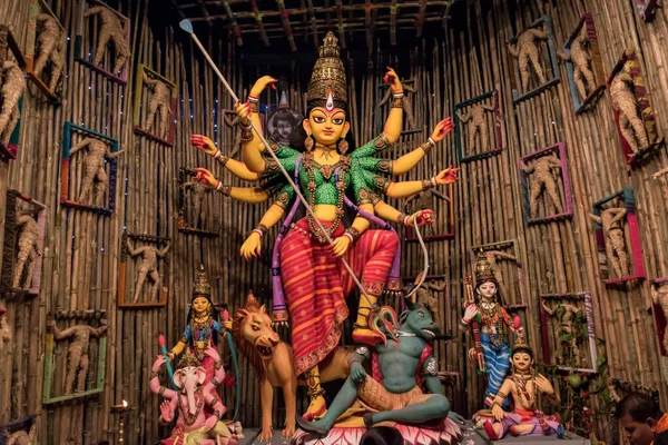 Kolkata, Batı Bengal 'de renkli ışıkta çekilen Durga Puja pandalında tanrıça Durga idolü. Durga Puja, Hinduizm 'in en büyük dini festivali ve şimdi dünya çapında kutlanıyor.
