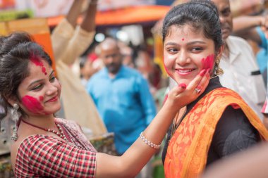 Kolkata, Hindistan 8 Ekim 2019; Kolkata 'daki Sarbojanin' de Durga pujasının son gününde kadınlar Sindur Khela 'da bir puja pandalına katılıyor.