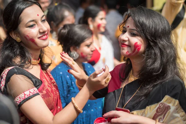 Kolkata, Індія - 8 жовтня 2019; Жінки беруть участь у Sindur Khela на puja pandal в останній день Дурга puja в Багбазар Сарбоджанін в Колкаті. — стокове фото