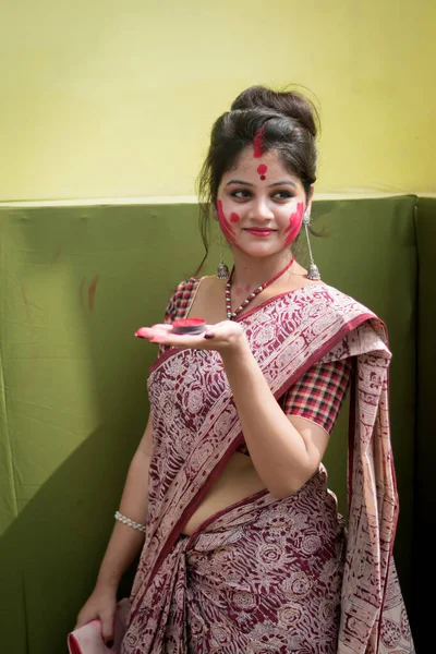 Kolkata, India - 8 oktober 2019; Vrouwen nemen deel aan Sindur Khela op een puja pandal op de laatste dag van Durga puja in Baghbazar Sarbojanin in Kolkata — Stockfoto